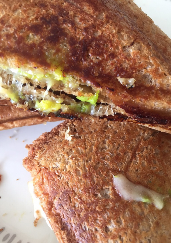 Una foto de Sándwich de queso y aguacate 🥑