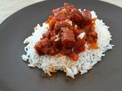 Une photo de merguez et riz
