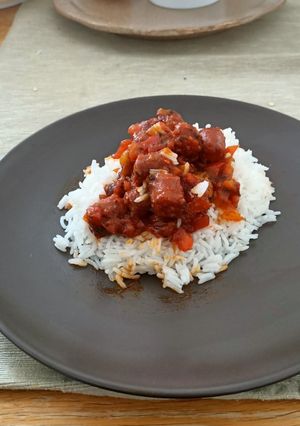 Une photo de Sauce tomate, chistora sur son lit de riz