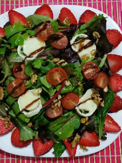 Una foto de Ensalada de espinacas y fresas