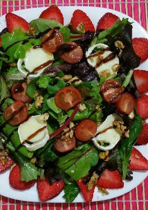 Una foto de Ensalada de espinacas y fresas