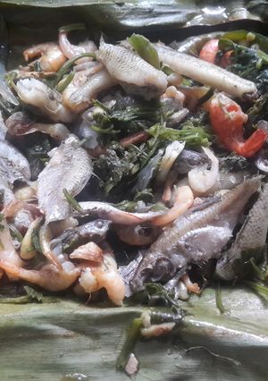 A picture of Steam river fish wrap with Banana leaves.