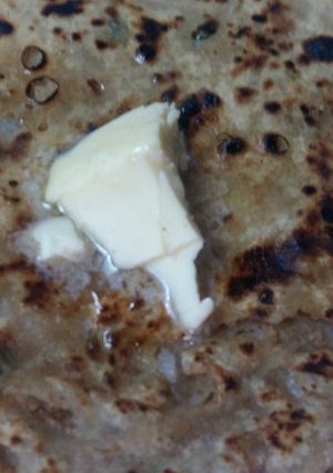 A picture of Aloo pyaaj paratha.