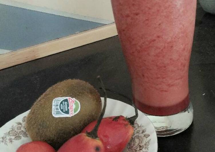 Smoothies kiwi with terong belanda