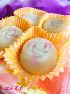 A picture of Spring Sakura Mochi in the Microwave.