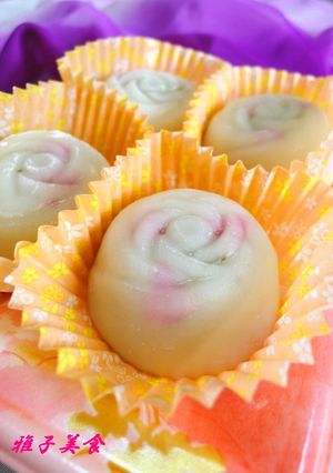 A picture of Spring Sakura Mochi in the Microwave.