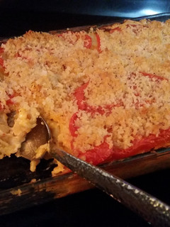 A picture of Baked Mac and Cheese with tomatoes.