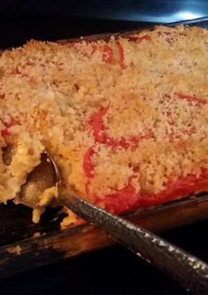 A picture of Baked Mac and Cheese with tomatoes.