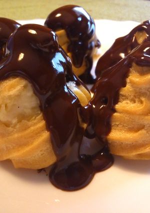 A picture of Profiteroles.