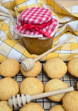 Una foto de Galletitas de miel (otras 😅) 🍯 🐝 sin balanza ⚖️ muuuy fáciles, tiernitas y deliciosas 🍯