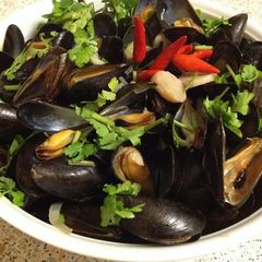 A picture of Steam Muscles in lemon grass and galanga and spicy dipping sauce.