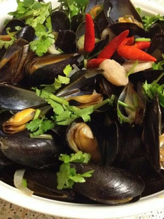 A picture of Steam Muscles in lemon grass and galanga and spicy dipping sauce.