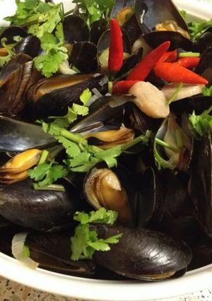 A picture of Steam Muscles in lemon grass and galanga and spicy dipping sauce.