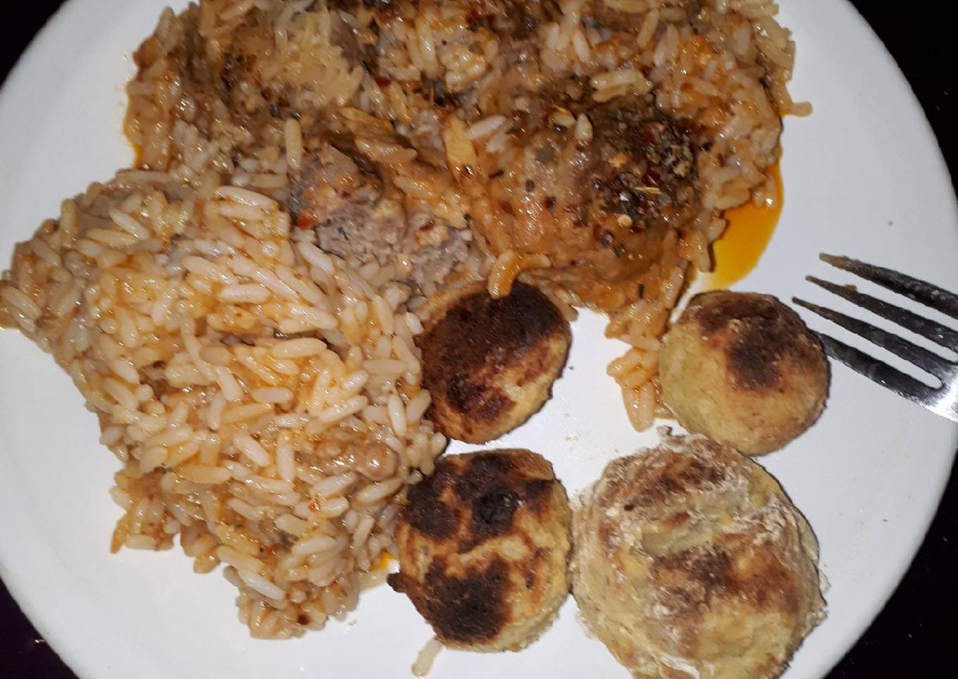 Albóndigas con arroz y papas al horno