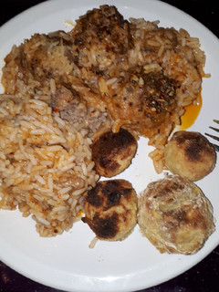 Una foto de Albóndigas con arroz y papas al horno