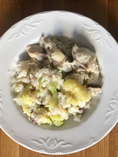 Una foto de Arroz con pescado y calabacín