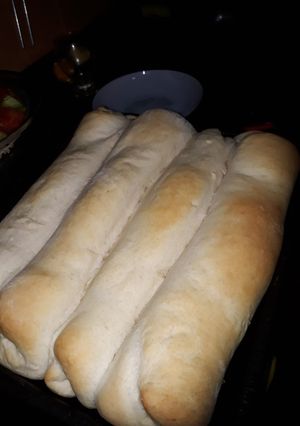 Una foto de Pan saborizado con chimichurri, queso y aceitunas 😎