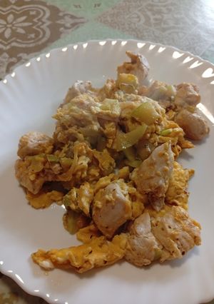 Una foto de Salteado de Pavo con Cebolla, Calabacín y Huevo