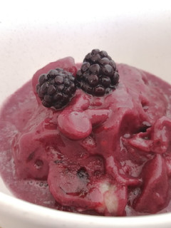 Una foto de Helado vegano de banana y moras