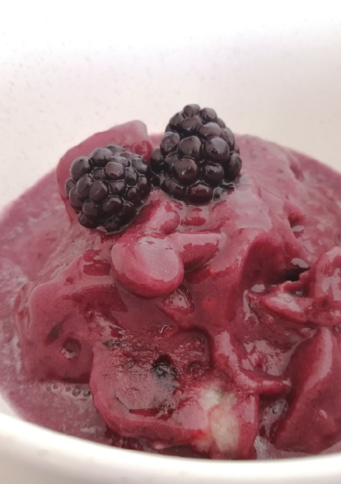 Una foto de Helado vegano de banana y moras