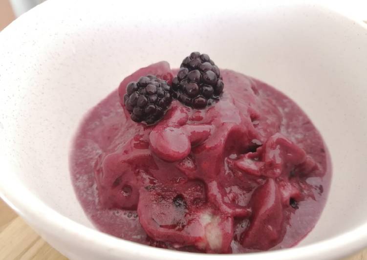 Helado vegano de banana y moras