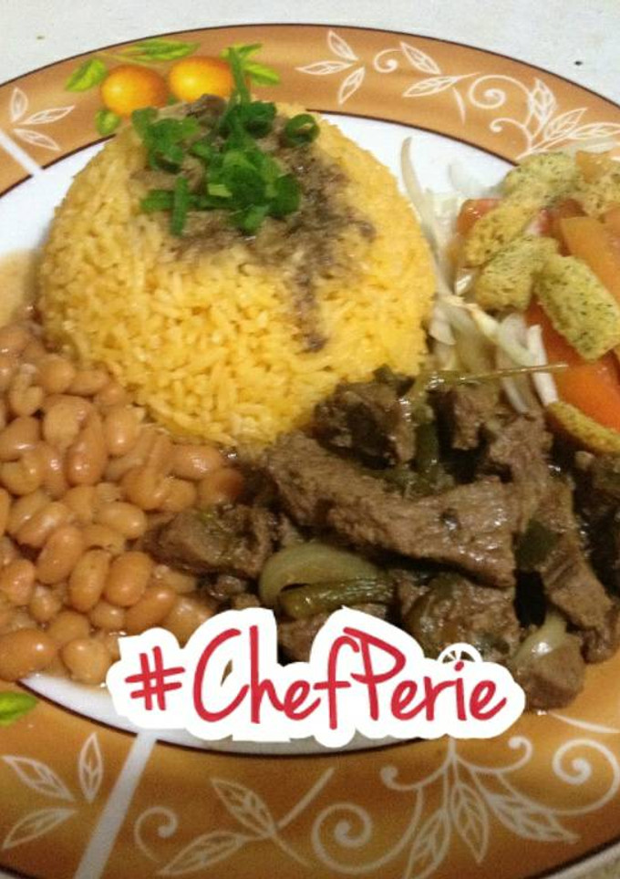 Una foto de Carne guisada, arroz amarillo, pork & beans y ensalada