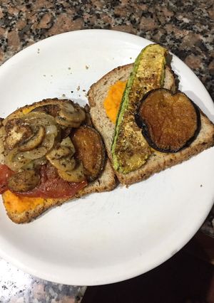 Una foto de Sándwich Vegetariano con mayonesa de Zanahoria