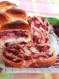 Kenesei meggyes kalács 🍒 recept fotója
