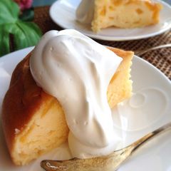 A picture of Tarte Tatin-style Rice Cooker Cake with Canned Peaches.