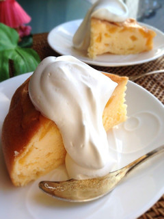 A picture of Tarte Tatin-style Rice Cooker Cake with Canned Peaches.