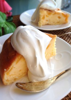 A picture of Tarte Tatin-style Rice Cooker Cake with Canned Peaches.