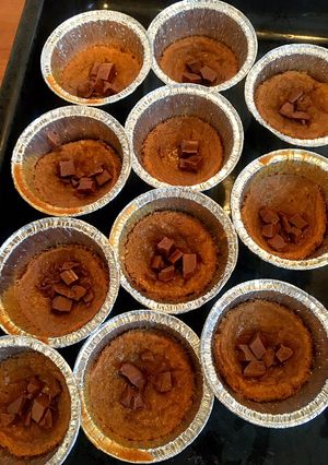Una foto de Banana chocolate chips muffins 🍌
