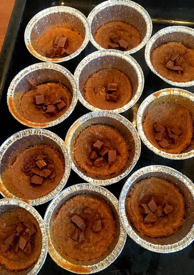 Una foto de Banana chocolate chips muffins 🍌