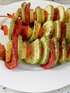 Una foto de Brochetas de calabacín con queso Ronkari