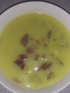 Una foto de Crema de pollo con papa y tocino