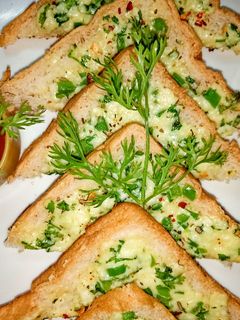 சில்லி சீஸ் டோஸ்ட் (Chilli cheese toast recipe in tamil) செய்முறை முக்கிய புகைப்படம்