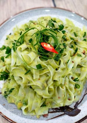 Hình của món Bánh đa xào xốt quả bơ.