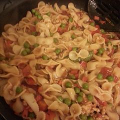 A picture of Chicken and veg pasta.