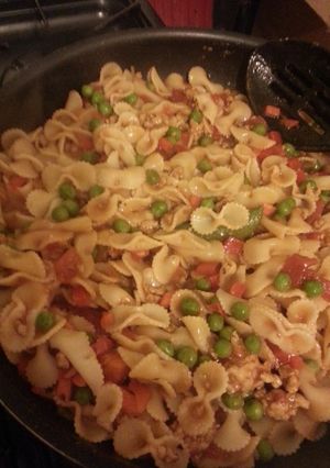 A picture of Chicken and veg pasta.