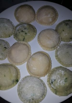 Una foto de Sorrentinos caseros de jamón y queso y espinaca con roquefort