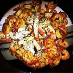 A picture of curry shrimp and crablegs.