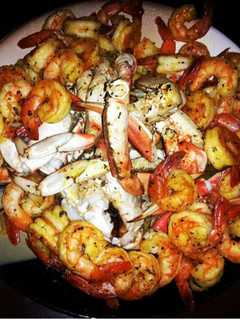 A picture of curry shrimp and crablegs.