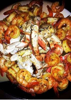 A picture of curry shrimp and crablegs.