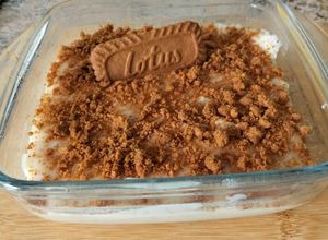Una foto de Postre de Leche con Migas de Galletas Lotus