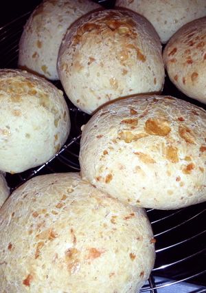 A picture of brazilian cheese bun aka pao de queijo.