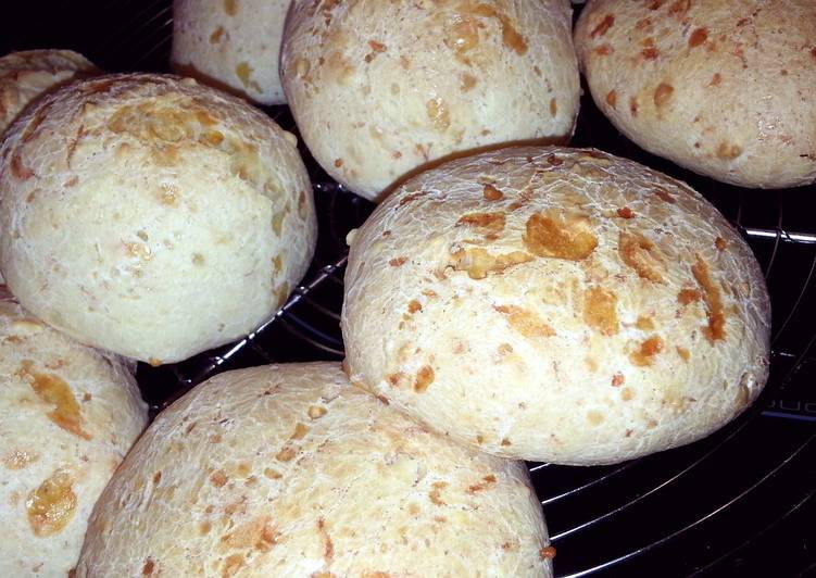 brazilian cheese bun aka pao de queijo