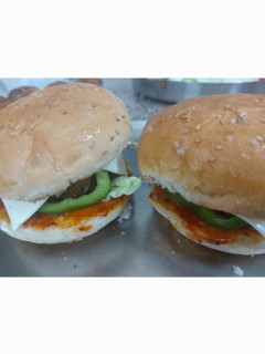 વેજ બર્ગર (Veg. Burger Recipe In Gujarati) રેસીપી મુખ્ય ફોટો