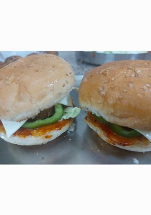વેજ બર્ગર (Veg. Burger Recipe In Gujarati) રેસીપી મુખ્ય ફોટો