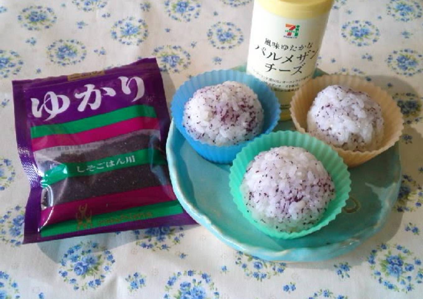 Round Onigiri with Yukari and Grated Cheese