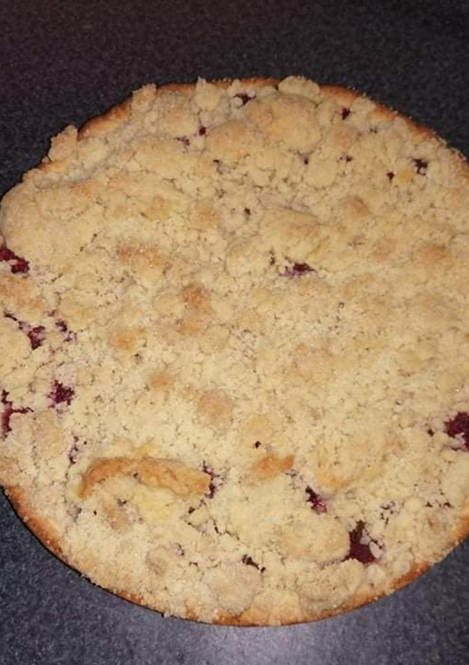 Una foto de Kuchen de miga aleman (StreuselKuchen) de frambuesas